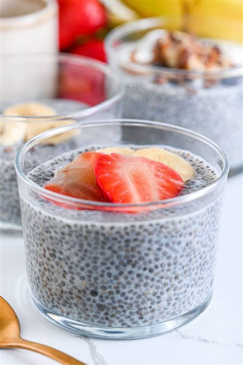 Elegantno serviran chia puding v plasteh s sadjem in okrasjem