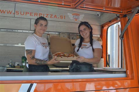 Fotografija sodobnega ambienta picerije Pop's Pizza s poudarkom na krušni peči
