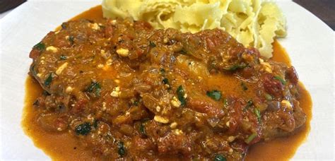 Pripravljeni svinjski zrezki v paradižnikovi omaki