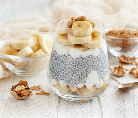 Fotografija nočne ovsene kaše z banano in chia semeni