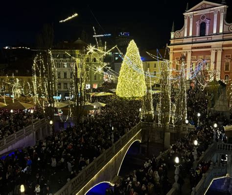 Fotografija praznično okrašene Ljubljane