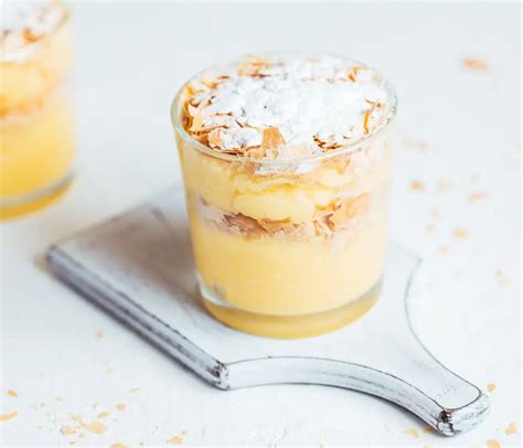 LCHF kremšnita v kozarcu s sloji kreme, smetane in mandljev