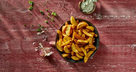 Ilustracija krumpira začinjenog s limunom, češnjakom i začinskim biljem, spreman za pečenje