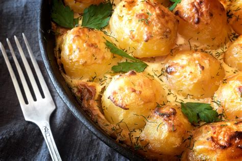 Pečeni krumpir s preljevom od kiselog vrhnja, posipan peršinom