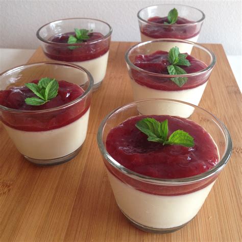 Slika raznolikih hladnih sladic, kot so panna cotta, semifreddo in torte brez pečenja