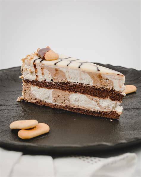 Prikaz notranjosti torte z navito spiralo biskvita in kreme