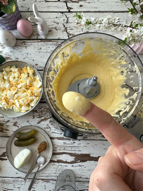 Sestavine za domačo majonezo: jajca, olivno olje, limona, gorčica, sol