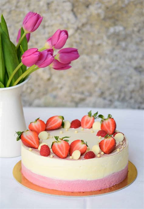 Shematski prikaz sestavljanja plasti torte: biskvit, krema, preliv.