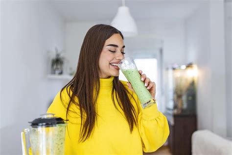 Tematska fotografija: športnik pije smoothie
