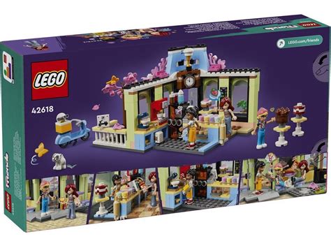 Tematsko fotografijo kompleta LEGO Friends Kavarna v Heartlake Cityju (42618) z vsemi vključenimi elementi in minifigurami
