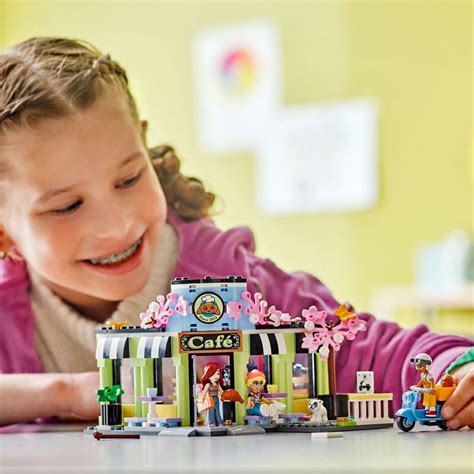 Shematski prikaz vseh komponent seta LEGO Friends Kavarna v Heartlake Cityju (42618)