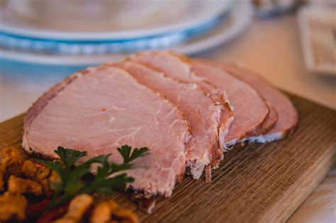 Prikaz začinjanja svinjskega mesa z različnimi začimbami