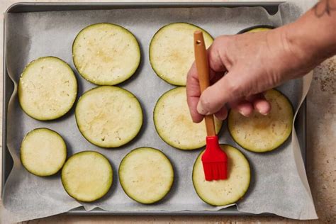 Infographic showing the process of preparing eggplant slices for baking