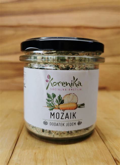 Sveža korenika ingverja z značilno rumeno notranjostjo