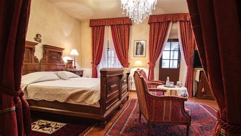 Notranjost Kendovega dvorca z starinskim pohištvom