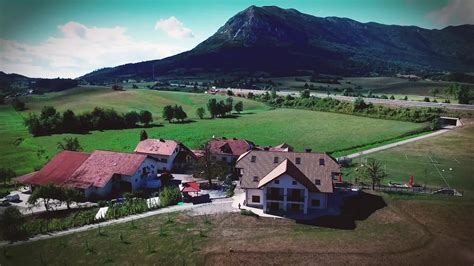 Turistična kmetija z konji in zelenimi travniki