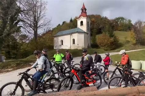 Skupina kolesarjev na gozdni poti