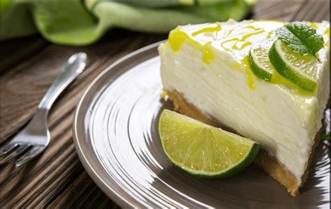 fotografija osvežilne skutine torte z gin tonikom, okrašene z limeto in vejico mete