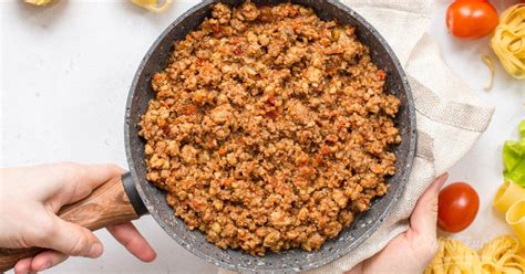 Ilustracija priprave bolonjske omake s testeninami