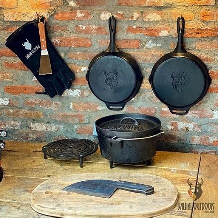 Ilustracija različnih vrst litoželeznih posod in njihova vsestranska uporaba v kuhinji.