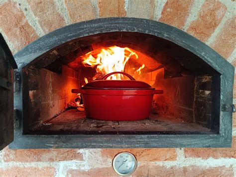 Ilustracija priprave pice v litoželezni ponvi.