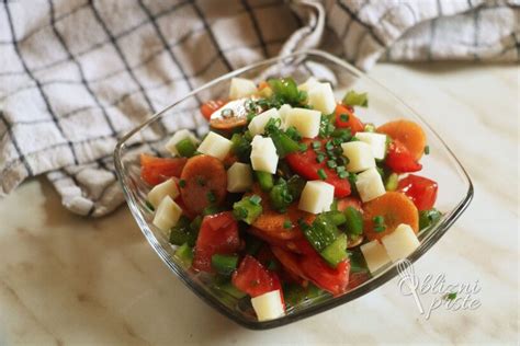 Fotografija solate s pečeno peso in kozjim sirom.