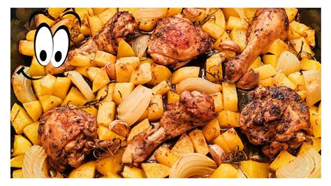 Fotografija počasi pečene azijske različice piščanca s krompirjem v litoželezni ponvi.