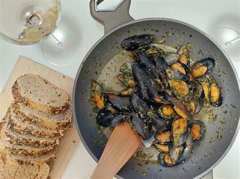 Fotografija kuhanih školjk v belem vinu.