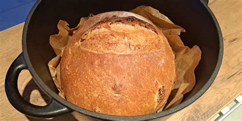 Fotografija hitrega mehkega kruha, pečenega v litoželezni ponvi.
