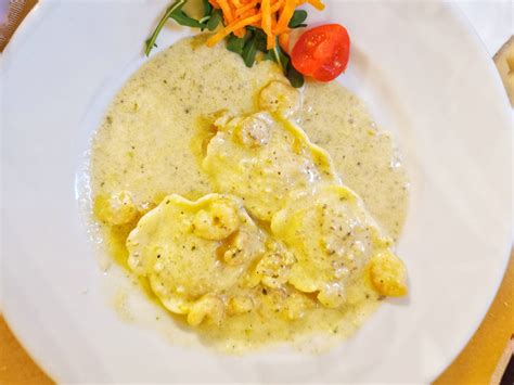 Fotografija: Postopek paniranja ljubljanskega zrezka