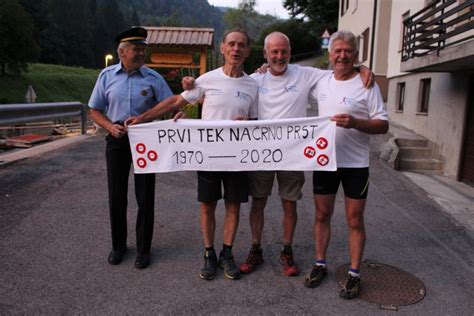 Mladeniči na pohodu po poteh AVNOJA, nekateri s Titovo majico, simbolom takratnega časa.