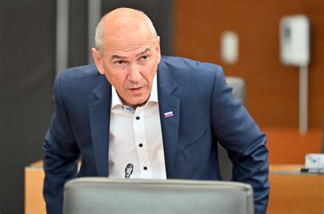 Janez Janša v sodobnem političnem kontekstu, ki odraža njegov prehod v desni politični spekter.