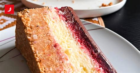 Tematska fotografija nepečene Jaffa torte s čokoladnim prelivom in pomarančno lupinico