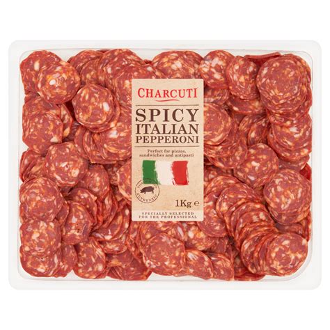 Fotografija narezane pepperoni salame na pici