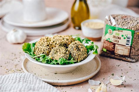 Thematično foto veganskih polpetov iz leče v burger štručki