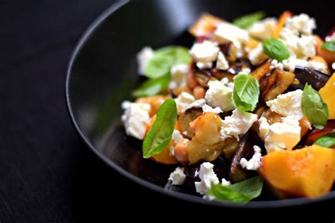 Lečina solata s svežimi zelišči in feta sirom