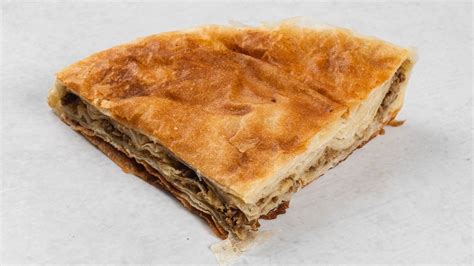 Zamrznjen burek na pekaču pripravljen za peko