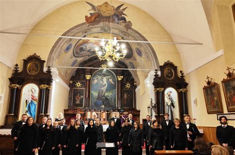 Notranjost Slaščičarne Urška z gosti in prijaznim osebjem