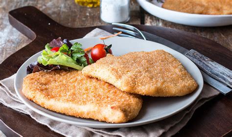 Puranji zrezki, ananas in sir v ponvi, pripravljeni za peko