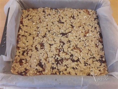 Sladica brez glutena in sladkorja s kokosom, orehi in ovsenimi kosmiči, postrežena v obliki kock