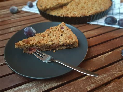 Ajdova pita z jabolki in orehi, pečena v pekaču