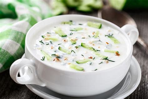 Skleda hladne kumarično-paradižnikove juhe (gazpacho) z rezinami hrustljavega kruha