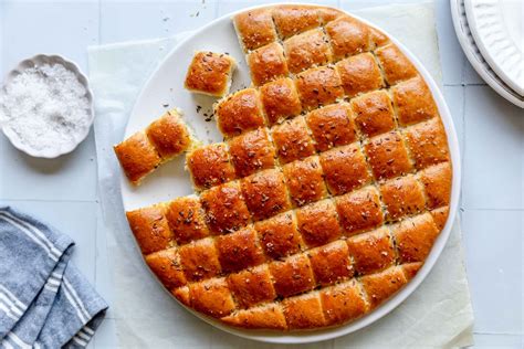 belokranjska pogača, pečena, na krožniku, narezana na kocke