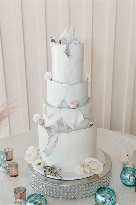 Fotografija ročno poslikane elegantne poročne torte z detajli