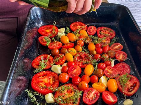 Sveži, zreli paradižniki pripravljeni za peko