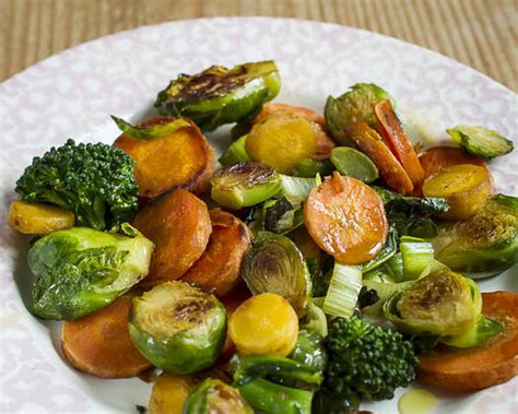 Počasi pražena zelenjava za osnovo juhe