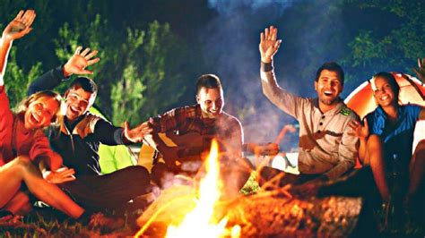 Fotografija sproščenega druženja s prijatelji na terasi ob hrani in pijači
