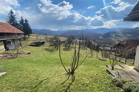 panoramski razgled na pokrajino Čičarije z objektom Dobra hiša zdravja v ospredju