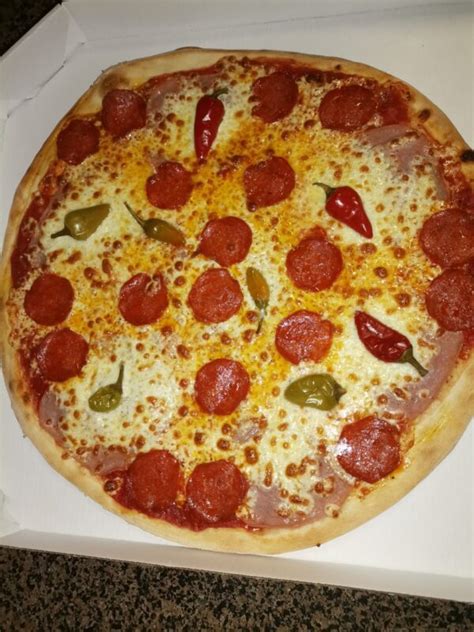 Slika pečene pice z lepo zapečenimi robovi in stopljeno mozzarello.