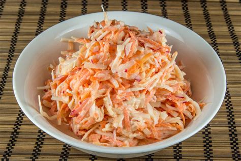 Fotografija: Sestavine za coleslaw solato (zelje, korenje, majoneza)